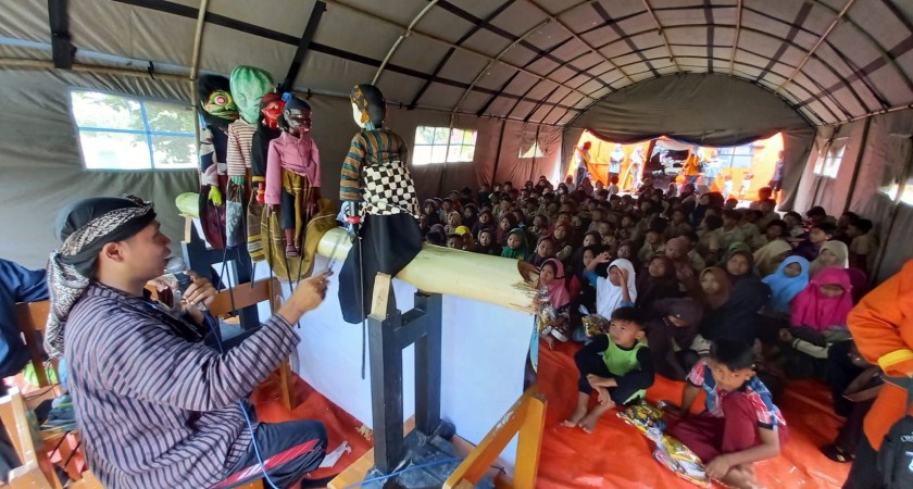 Wayang Golek Hibur Anak-anak Korban Tanah Bergerak Desa Dermasuci Kabupaten Tegal